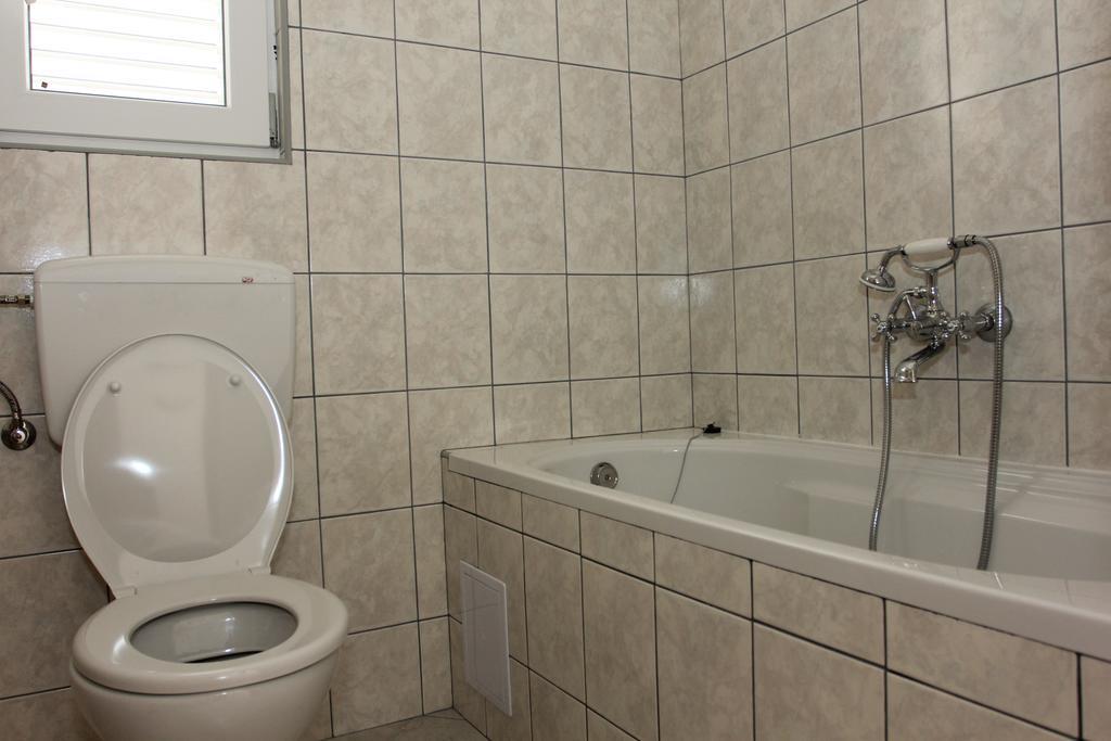 Apartments Zvonimir,Place By The Sea Mirce Exterior foto