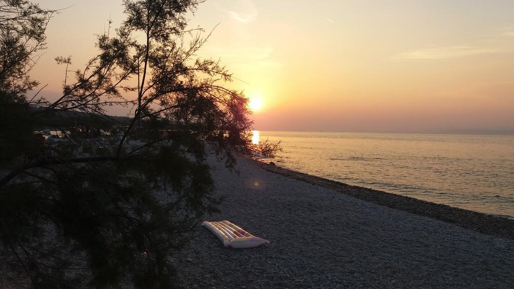 Apartments Zvonimir,Place By The Sea Mirce Exterior foto