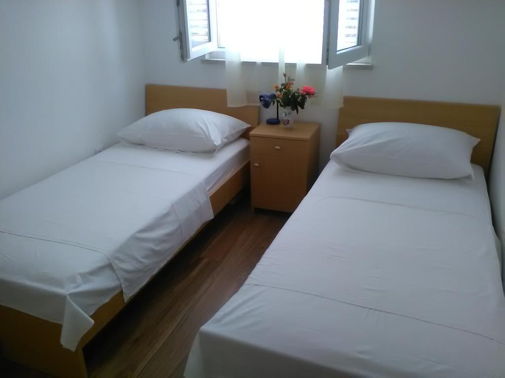 Apartments Zvonimir,Place By The Sea Mirce Exterior foto
