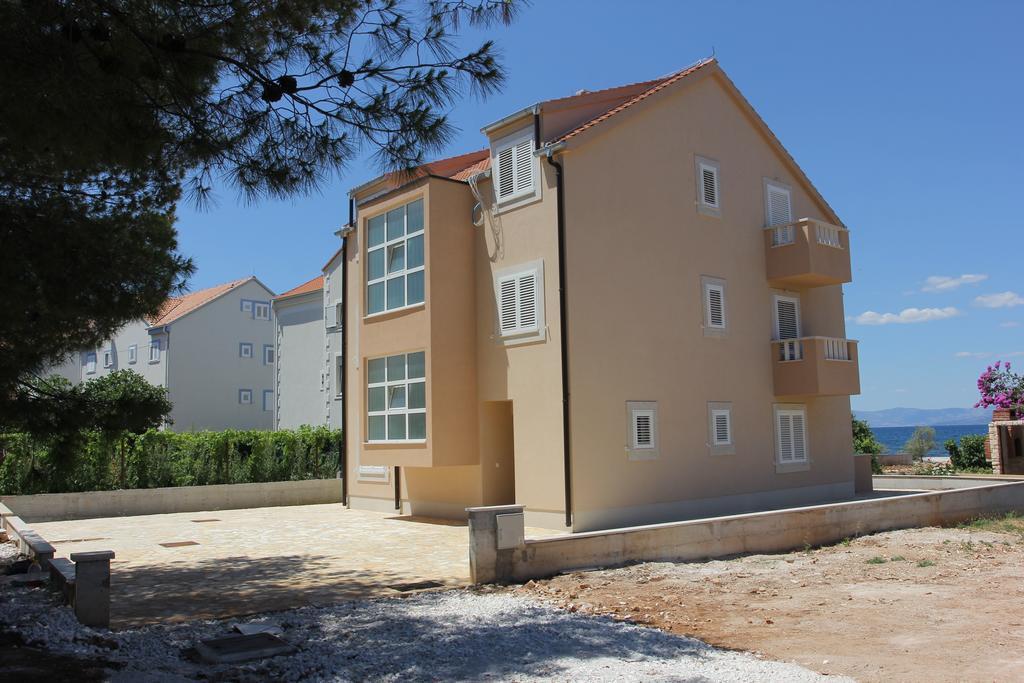 Apartments Zvonimir,Place By The Sea Mirce Exterior foto