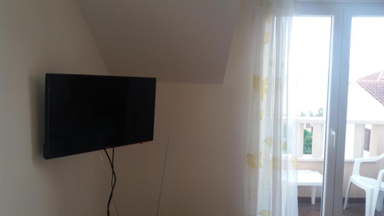 Apartments Zvonimir,Place By The Sea Mirce Exterior foto