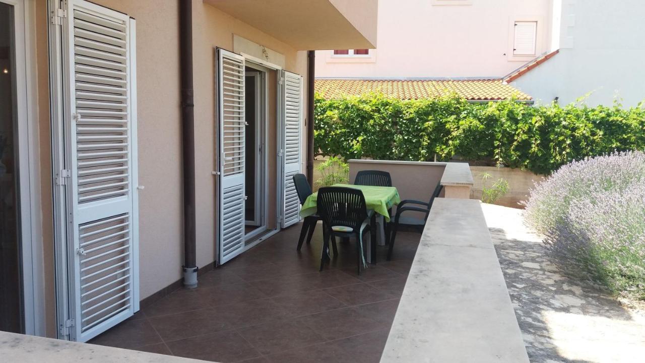 Apartments Zvonimir,Place By The Sea Mirce Exterior foto