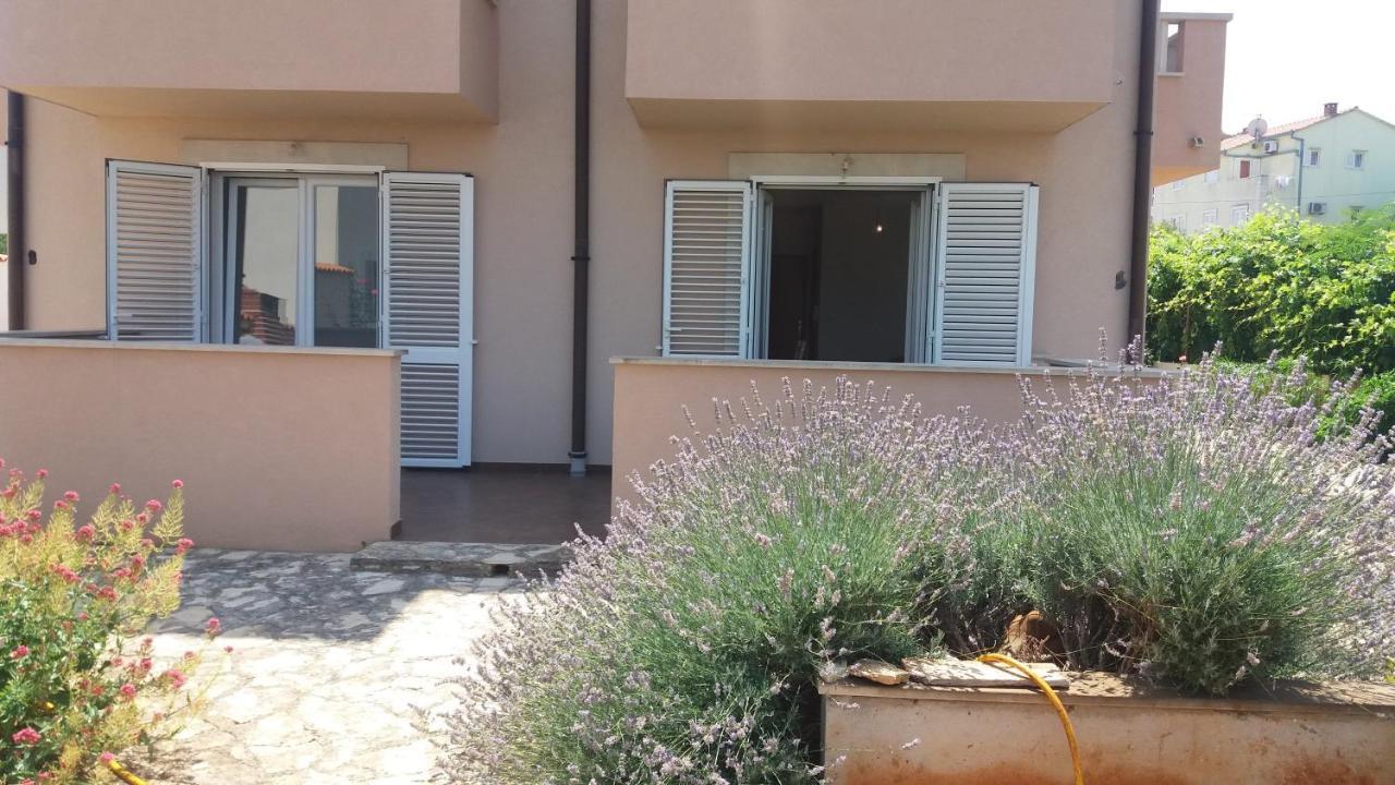 Apartments Zvonimir,Place By The Sea Mirce Exterior foto